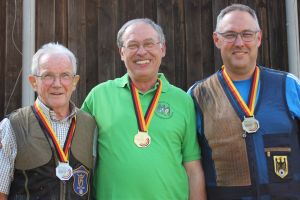 Siegerehrung Perkussionsflinte: Friedrich Schachtebeck sichtlich erfreut über die Silbermedaille.